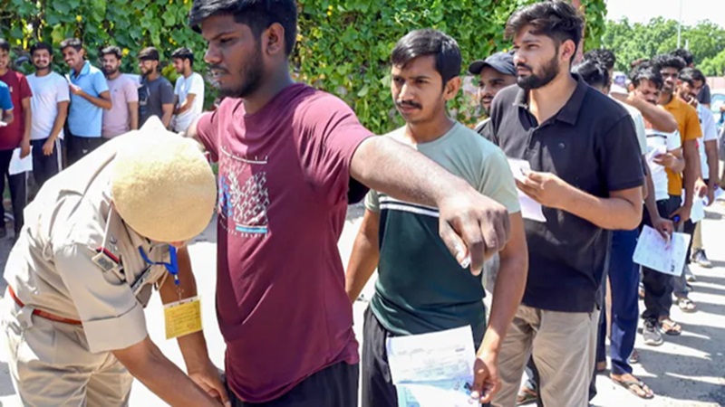 Rajasthan News: राजस्थान में भर्ती परीक्षाओं के लिए नया ड्रेस कोड लागू, अब नहीं पहन सकेंगे जीन्स और मेटल वाले कपड़े