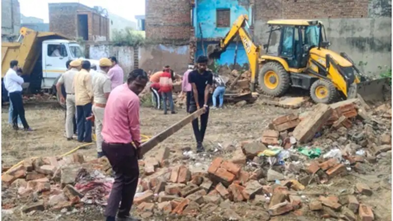 Rajasthan News: हाई कोर्ट के आदेश पर भरतपुर में बुलडोजर एक्शन, 25 साल बाद 15 करोड़ की जमीन निगम ने वापस ली