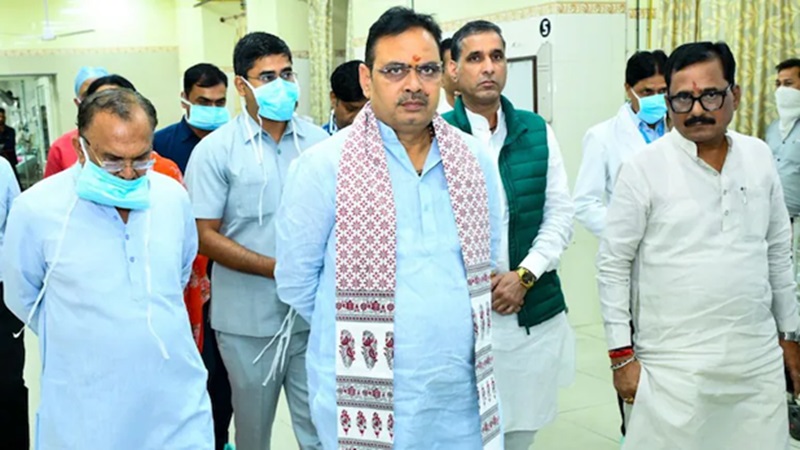 Rajasthan News: सीएम भजनलाल शर्मा पहुंचे SMS अस्पताल, स्पीकर देवनानी की पत्नी और छात्र राहुल घोसलिया का हालचाल जाना
