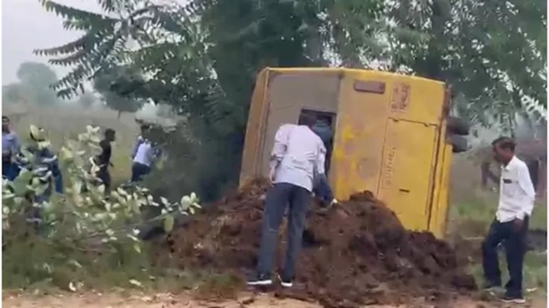 Rajasthan News: करौली में स्कूल बस पलटी; 12 बच्चे घायल, परिजनों ने स्कूल प्रबंधन पर लापरवाही का आरोप