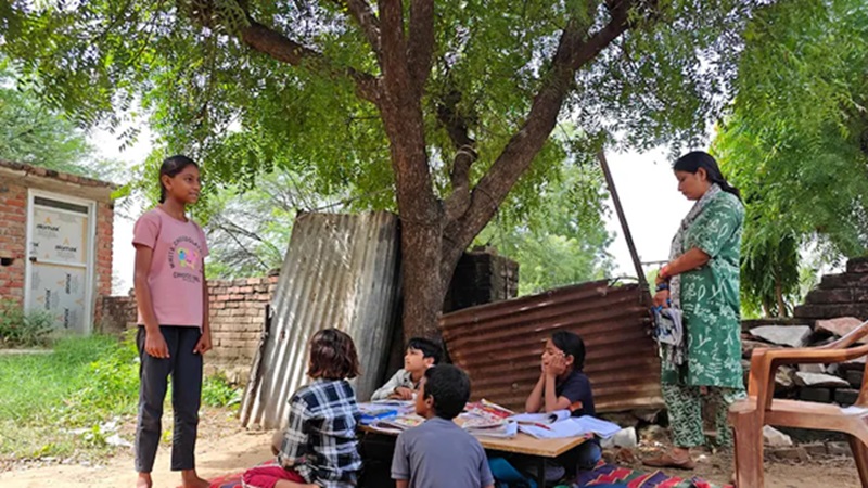 Rajasthan News: हाईकोर्ट ने कहा था ‘जर्जर स्कूलों में पढ़ाई नहीं होगी’, लेकिन जयपुर के पास बच्चे तबेले में पढ़ने को मजबूर