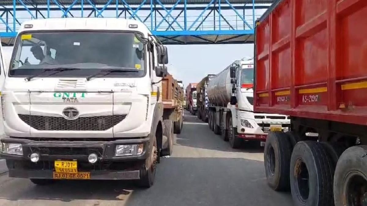 NH-19 सड़क पर गाड़ियों की लगी लंबी कतार, लगा भीषण जाम, डेहरी से कैमूर तक फंसे हजारों वाहन, भूख-प्यास से लोग परेशान