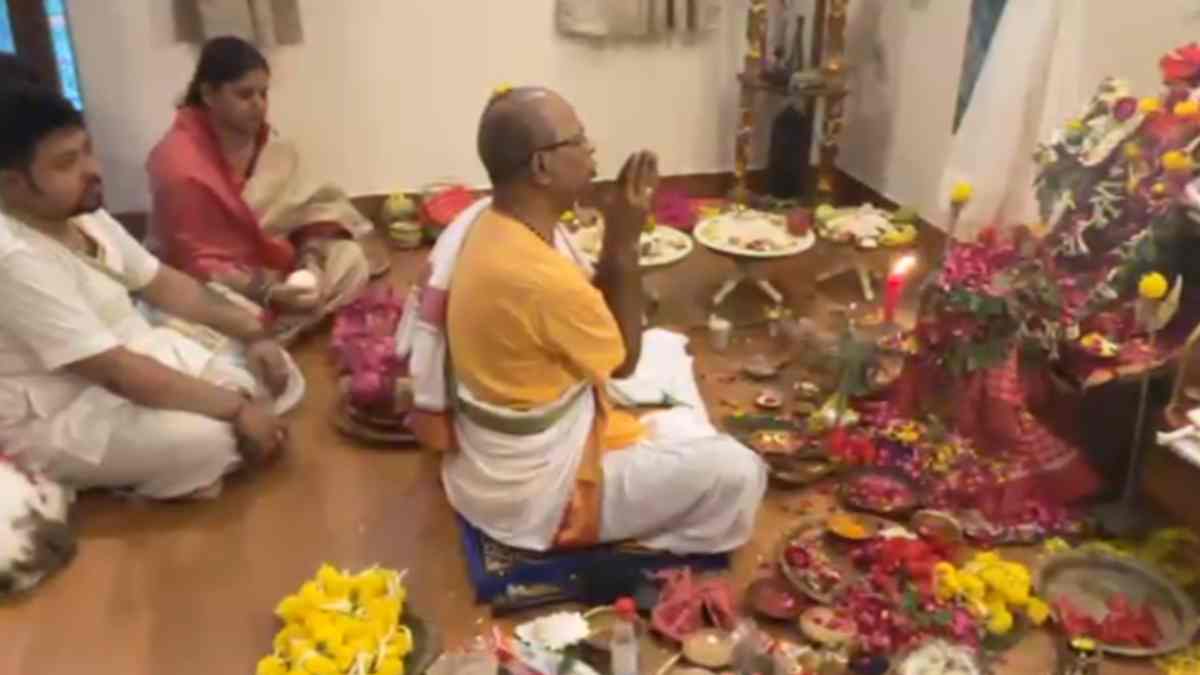 सतना में भी दिखी बंगाल की 170 वर्ष पुरानी पारंपरिक जगद्धात्री पूजा की झलक, त्रिकाल पूजन कर लगाया गया छप्पन भोग