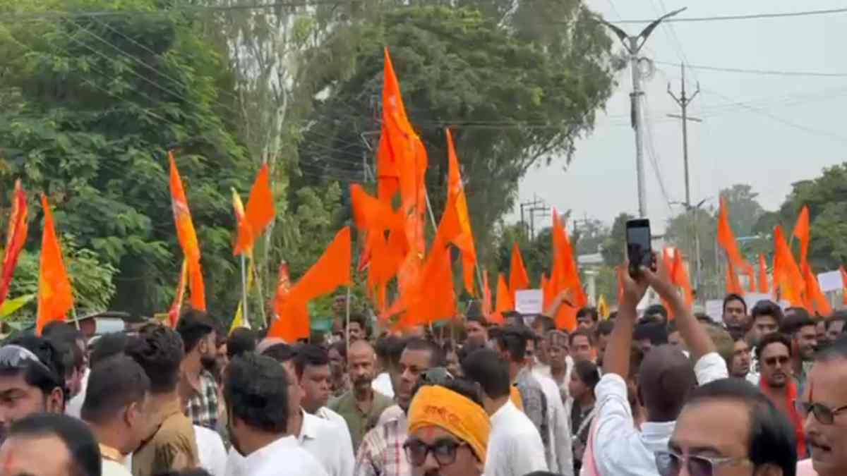 केशवाही में दुर्गा विसर्जन विवाद पर भड़का हिंदू समाज, विश्व हिंदू परिषद व बजरंग दल का कलेक्ट्रेट में प्रदर्शन
