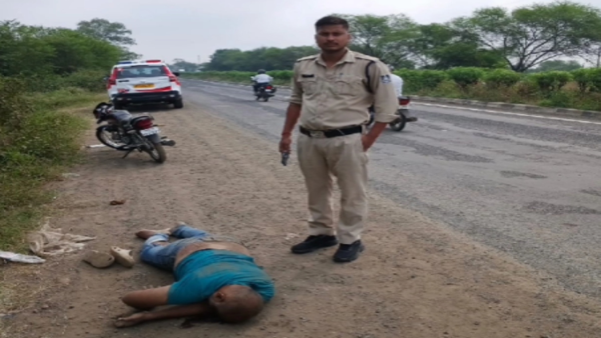सड़क पर खून से लथपथ शव मिलने से सनसनी: ढाबे के पास खड़ी मिली मृतक की बाइक, जांच में जुटी पुलिस   