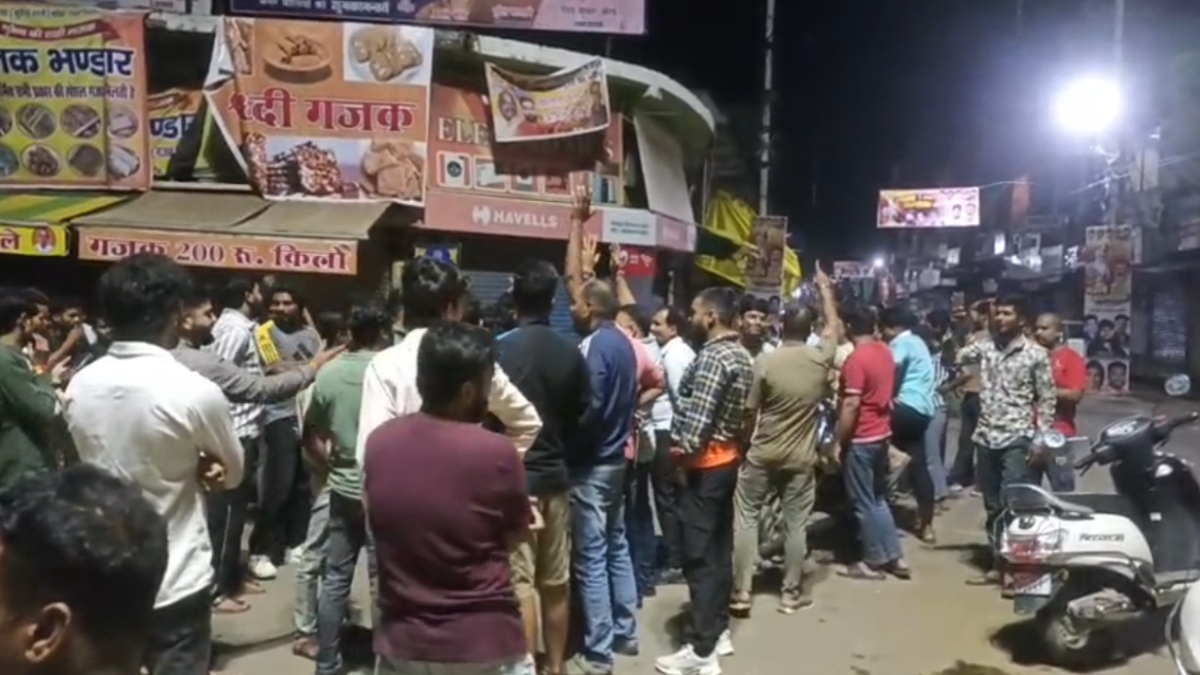 RSS प्रचारक से अभद्र व्यवहार पड़ा भारी, SI लाइन अटैच, हिंदू संगठनों ने घेरा थाना 