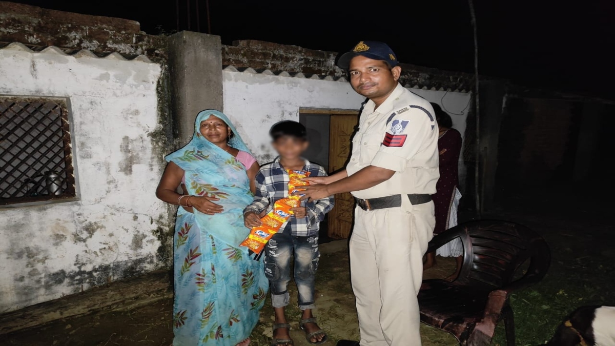 ‘मां और बहन ने रस्सी से बांधकर मुझे मारा…’ 10 साल के मासूम ने डायल 112 में लगाया फोन, पुलिसकर्मी और बच्चे की बातचीत का Video वायरल  