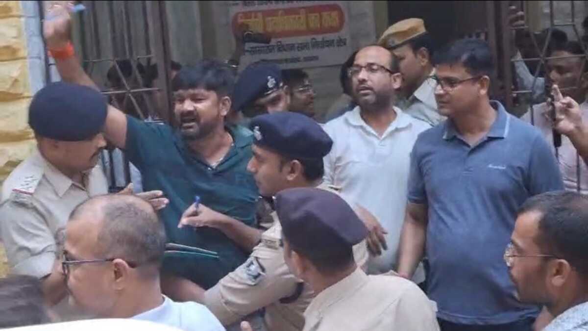 नामांकन करने के बाद राष्ट्रीय जनता दल के सासाराम उम्मीदवार को पुलिस ने किया गिरफ्तार, पार्टी में मची खलबली, जानें क्यों की गई कार्रवाई