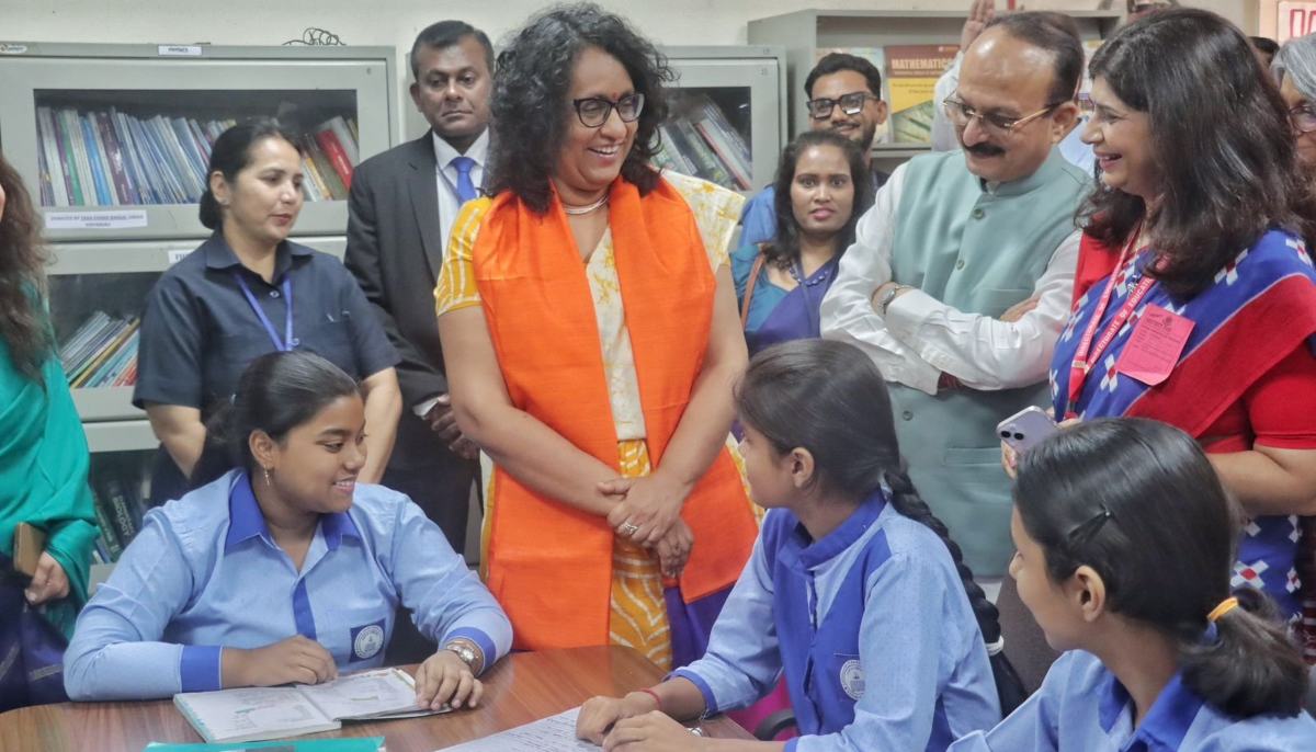 दिल्ली के सरकारी स्कूल पहुंचीं श्रीलंका की PM हरीनी अमरसूरिया, छात्रों से उनके प्रोजेक्ट्स और डिजिटल लर्निंग पर चर्चा की, बोलीं- ये मॉडल दुनिया के लिए मिसाल