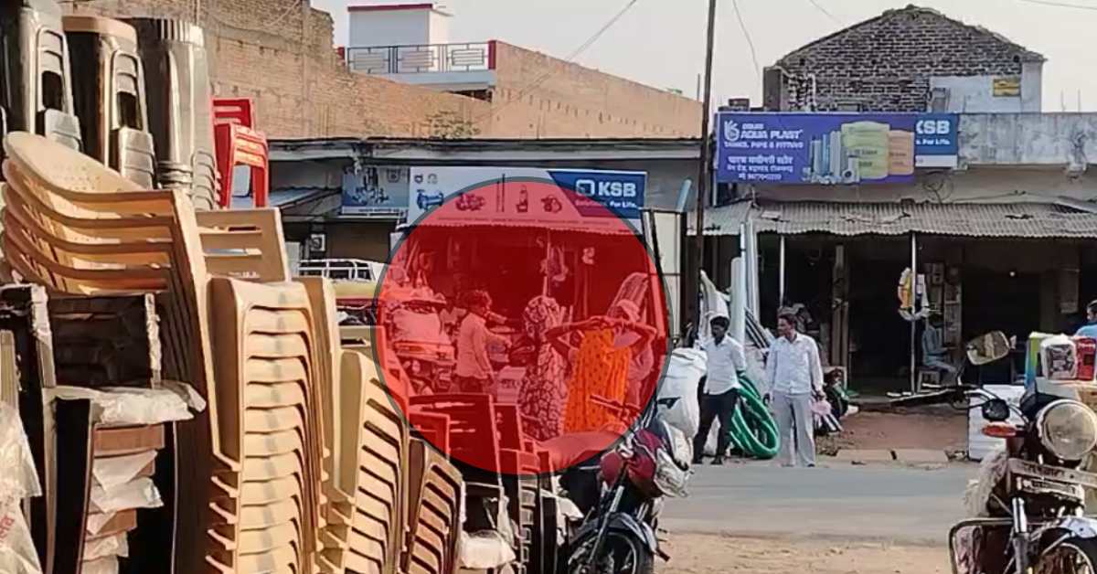 पत्नी के साथ चौराहे पर किया ऐसा काम, फिर सगे भाइयों के बीच हुई मारपीट, एक दूसरे का बाल खींचा-जमकर चले लात घूंसे, VIDEO आया सामने
