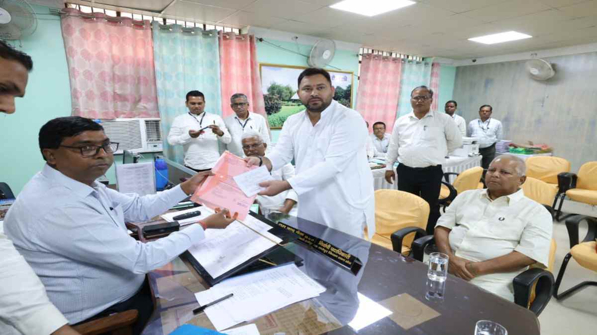 Bihar Election: तेजस्वी के नामांकन में नहीं दिखे महागठबंधन के बड़े चेहते, BJP ने कसा तंज