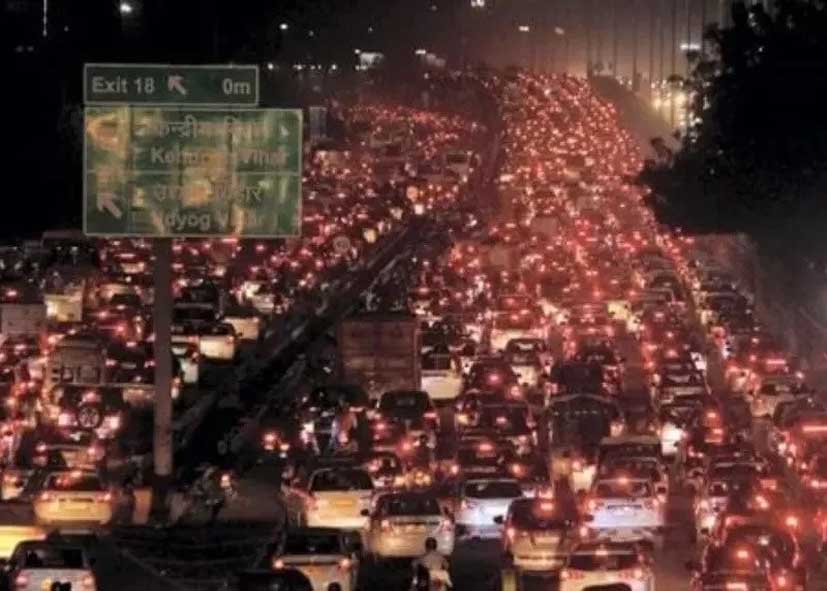 त्योहारी भीड़ से ‘महाजाम’ में फंसी दिल्ली-NCR, ट्रैफिक सिस्टम ठप, मिनटों का सफर घंटों में बदला