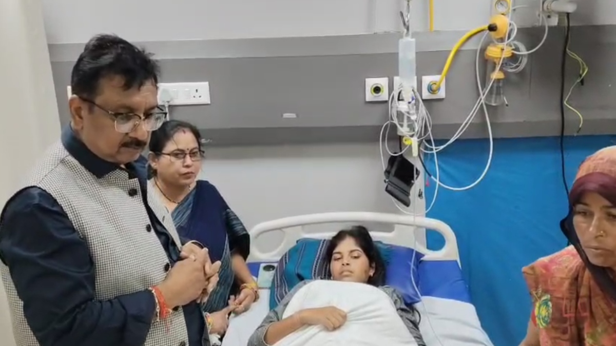 खंडवा मूर्ति विसर्जन हादसा: घायलों से मिले मंत्री विजय शाह, 5-5 हजार सहायता चेक देकर कहा- दुख के समय सरकार आपके साथ