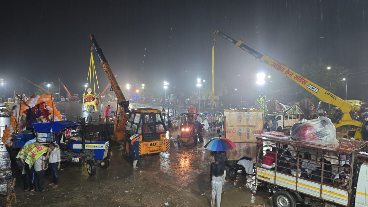 रायपुर: महादेवघाट में मां दुर्गा की 454 मूर्तियों का श्रद्धापूर्ण विसर्जन