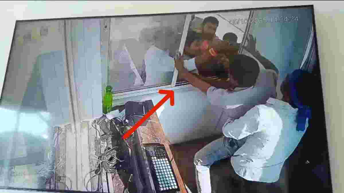 टोल प्लाजा पर बवाल: केबिन में घुसकर कर्मचारी से मारपीट, वारदात CCTV में कैद, वीडियो वायरल