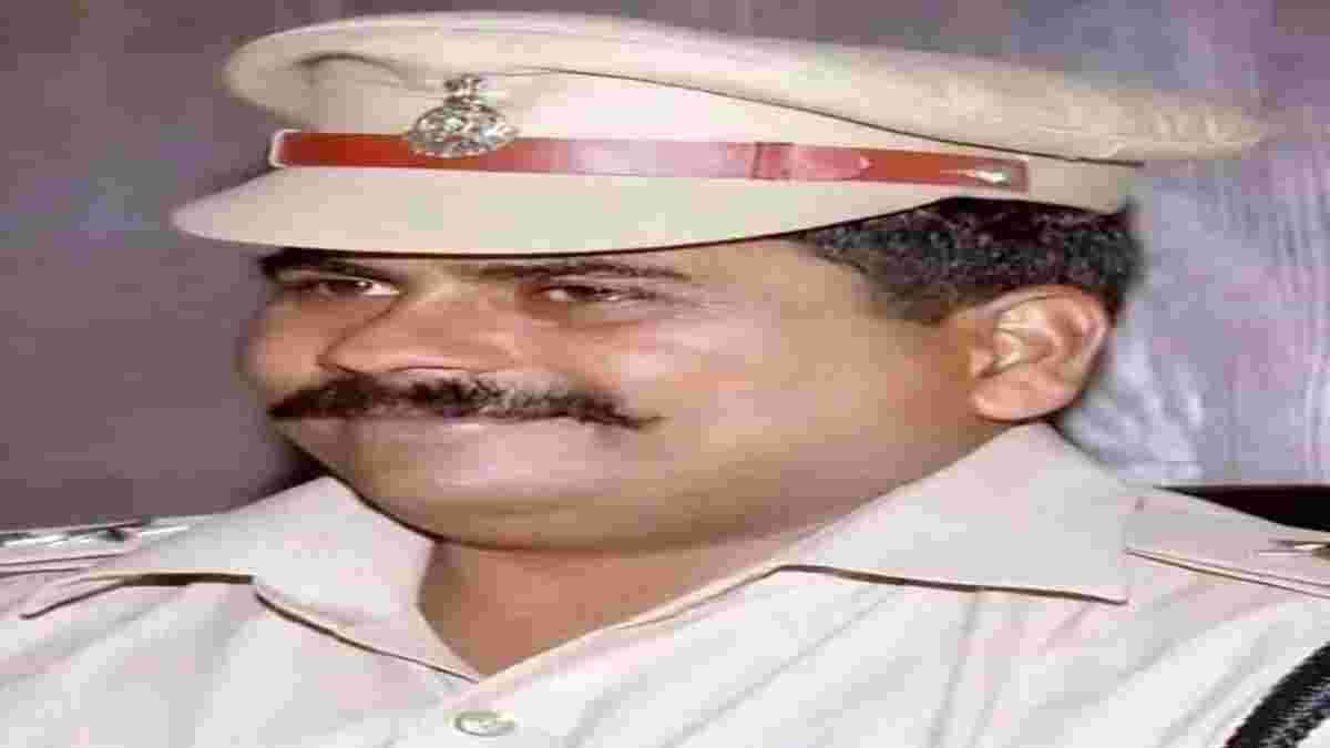बड़ी खबरः बर्खास्त सब इंस्पेक्टर गिरफ्तार, गवाहों को धमकाने मामले में अग्रिम जमानत याचिका पर सुनवाई से पहले पुलिस ने दबोचा