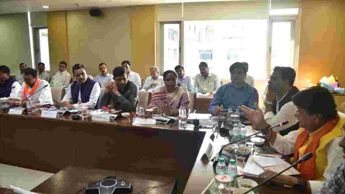 मंत्री विजयवर्गीय ने की उच्च स्तरीय समीक्षा बैठकः नगरीय योजनाओं की प्रगति पर दिए सख्त निर्देश, बोले- जनता की सुविधाओं में देरी बर्दाश्त नहीं