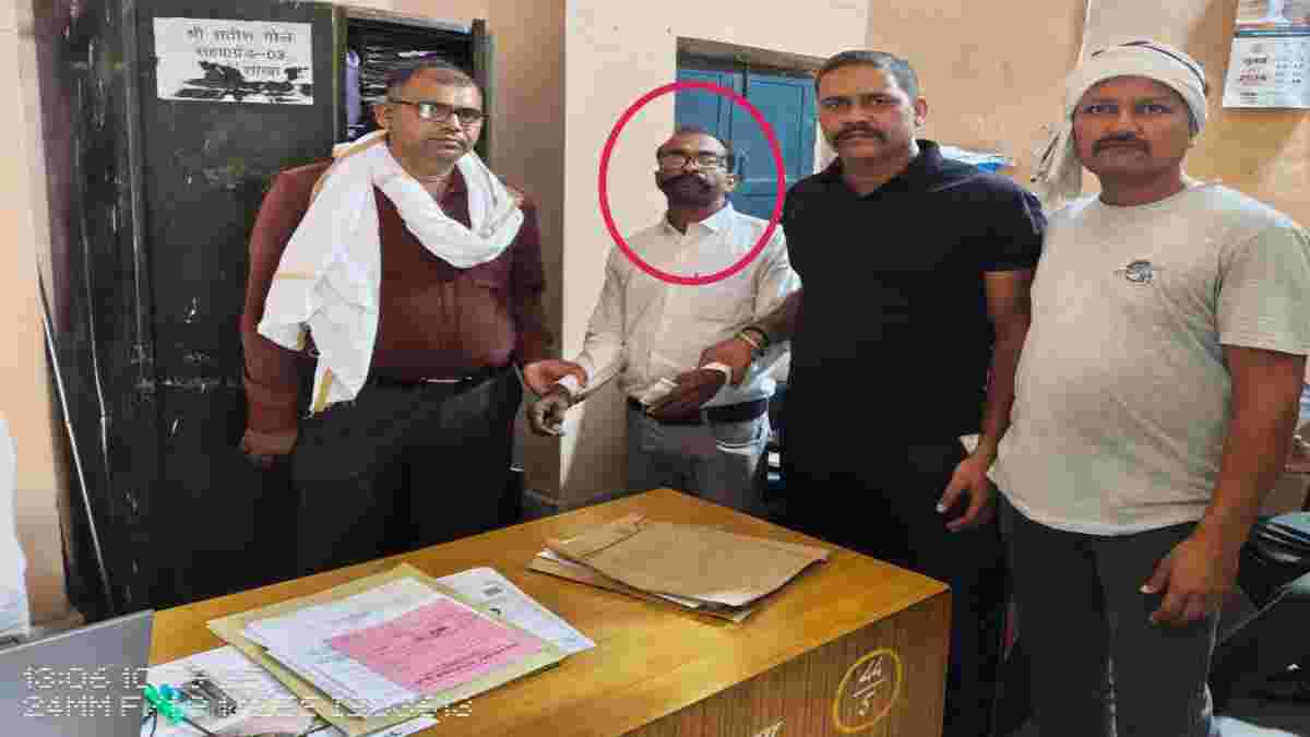 जनपद पंचायत का बाबू निकला घूसखोरः अपने ही विभाग के रिटायर्ड कर्मचारी से 20 हजार रिश्वत लेते गिरफ्तार