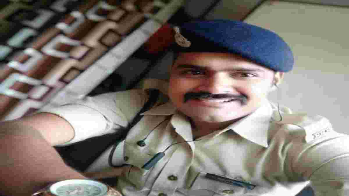वर्दी में सट्टेबाज! इंदौर का पुलिसकर्मी 20 लाख हारा क्रिकेट सट्टे में, बोला- ‘मैं पुलिस में हूं, मेरा कोई कुछ नहीं बिगाड़ सकता’ क्राइम ब्रांच जांच में जुटी, बड़ा सवाल- किन सटोरियों से संबंध ?