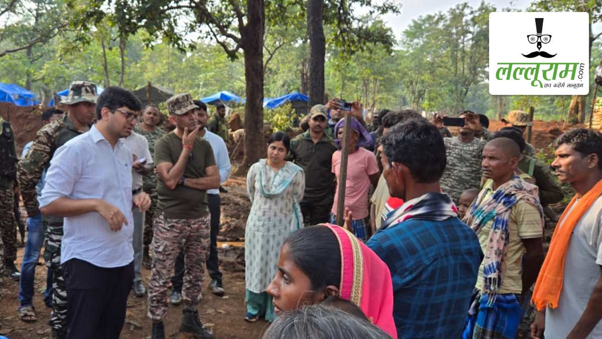 5 किलोमीटर पैदल चलकर नक्सल प्रभावित गांव पहुंचे कलेक्टर, नए सुरक्षा कैम्प और नियद नेल्लानार के तहत सरकार की योजनाओं का लिया जायजा, ग्रामीणों का जाना हाल