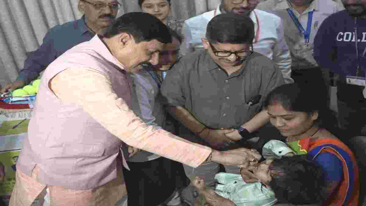 CM डॉ. मोहन ने 3 दिवसीय पल्स पोलियो टीकाकरण अभियान का किया शुभारंभः बच्चों को पिलाई दवा, 18 चयनित जिलों में 39.19 लाख बच्चों को पिलाई जाएगी पोलियो रोधी दवा