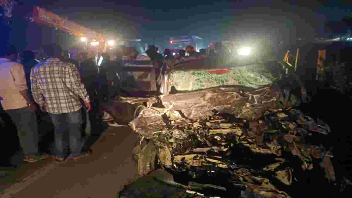 MP में भीषण सड़क हादसाः उज्जैन में देवी बगलामुखी माता के दर्शन कर लौट रहे 3 युवकों की मौत,1 घायल, कार रॉन्ग साइड से आ रहे कंटेनर से भिड़ गई