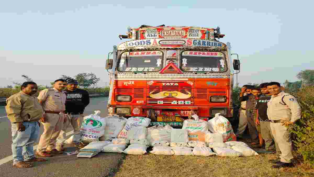 ट्रक में पौधों के बीच छिपाकर गांजा की तस्करीः 55 पैकेट में 28 लाख का 02 क्विंटल 80 किलो गांजा जब्त, 3 तस्कर गिरफ्तार, आंध्रप्रदेश से दिल्ली ले जा रहे थे