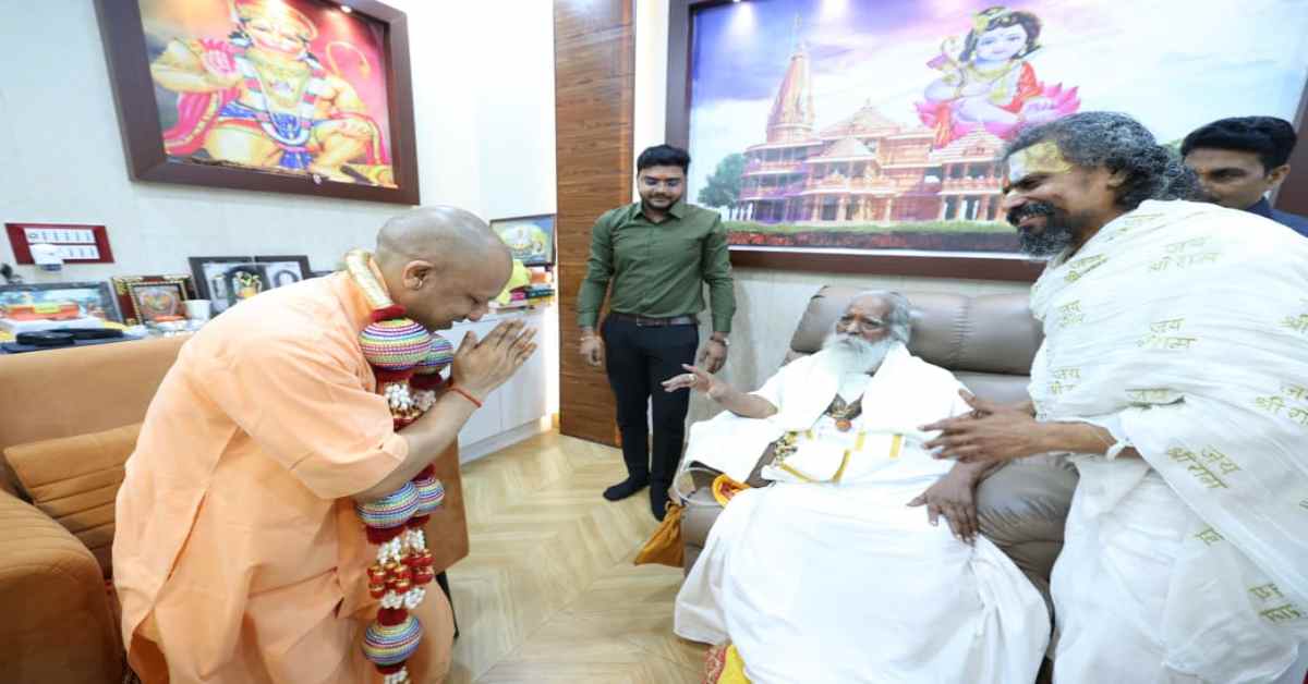 CM योगी ने दीपावली पर साधु-संतों से की मुलाकात, दिगंबर अखाड़े में महंत सुरेश दास का जाना हालचाल