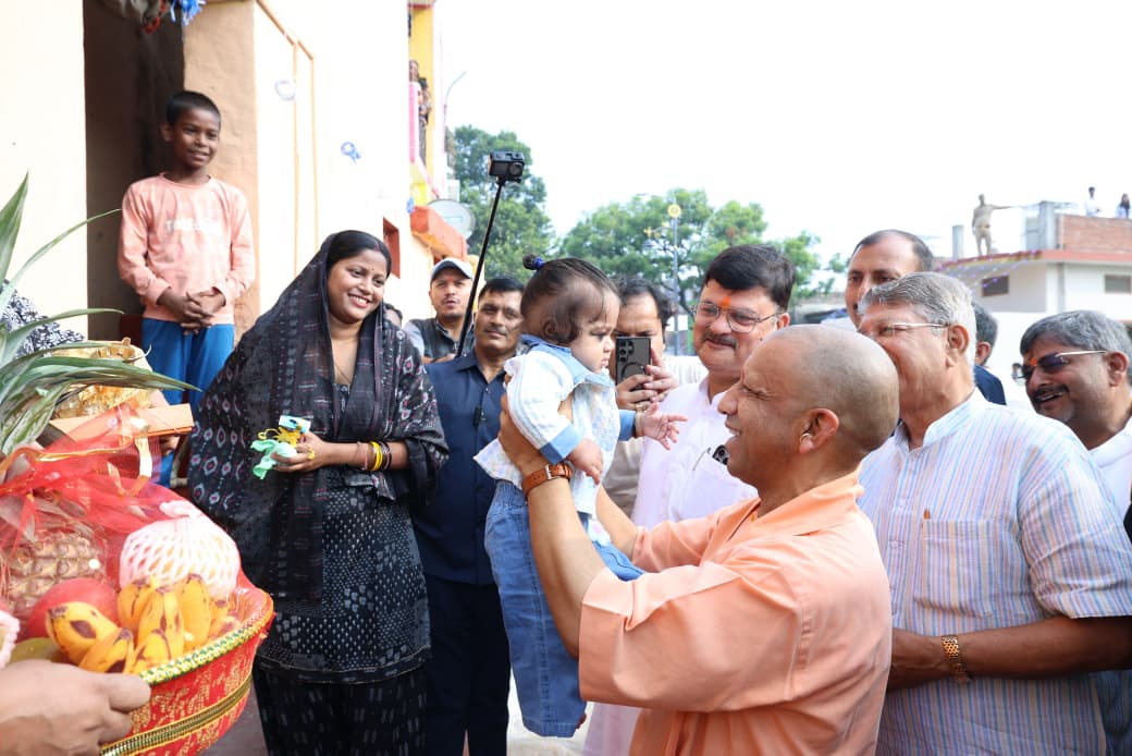 CM योगी ने अयोध्या की निषाद बस्ती में मनाई दीपावली,  बच्चों को दुलारा, कहा- हर घर में जलना चाहिए दीप, यही अयोध्या का प्रतीक बनेगा और…