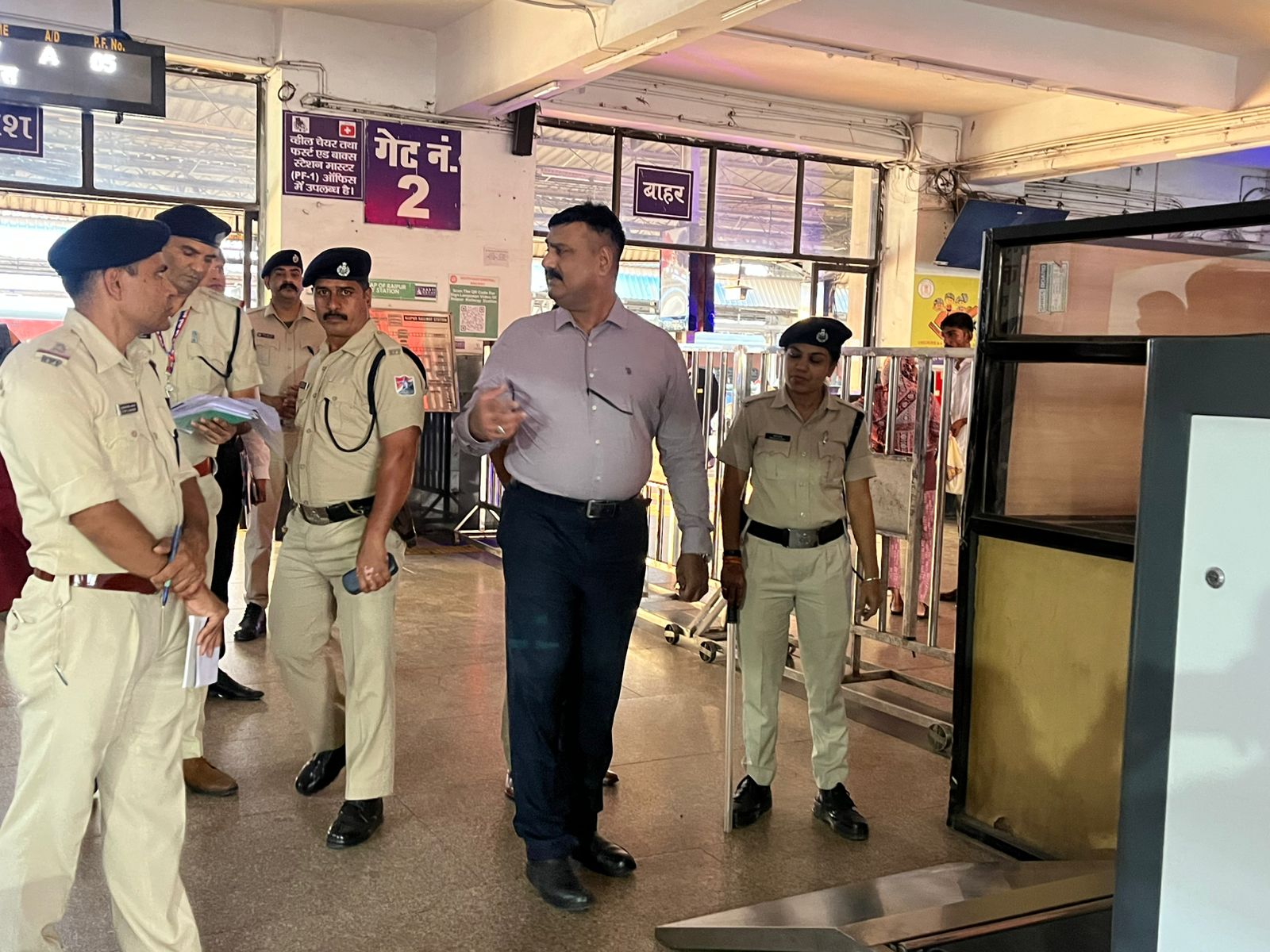 RPF आईजी पहुंचे रायपुर, स्टॉफ से की वन टू वन बातचीत… देखें Video, लल्लूराम डॉट कॉम से बातचीत में क्या बोले