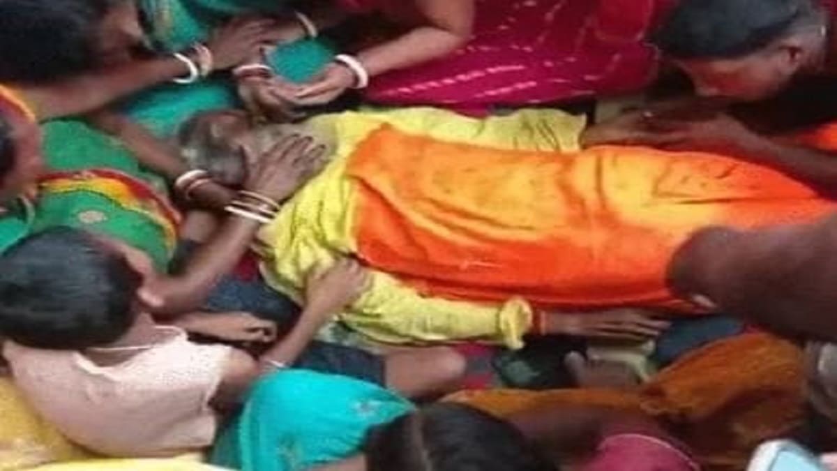 मां दुर्गा पंडाल में घुस गई तेज रफ्तार स्कॉर्पियो, पुजारी की मौत, चार श्रद्धालु घायल, ड्राइवर फरार