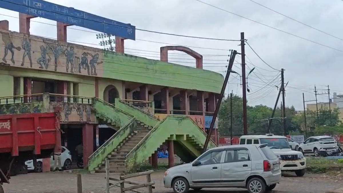 खेल परिसर में खुली शराब दुकान, लोगों के विरोध के बीच सौ से ज्यादा पुलिस जवानों को किया गया था तैनात…