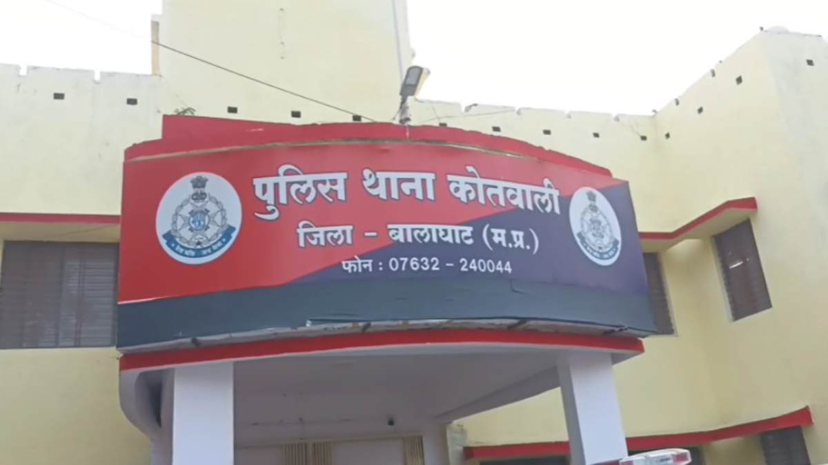 प्रभारी प्रधान आरक्षक ने मालखाने में की 55 लाख की हेरफेरी: कैश और जेवर चुराए, फिर थाने में ही फांसी लगाने की कोशिश