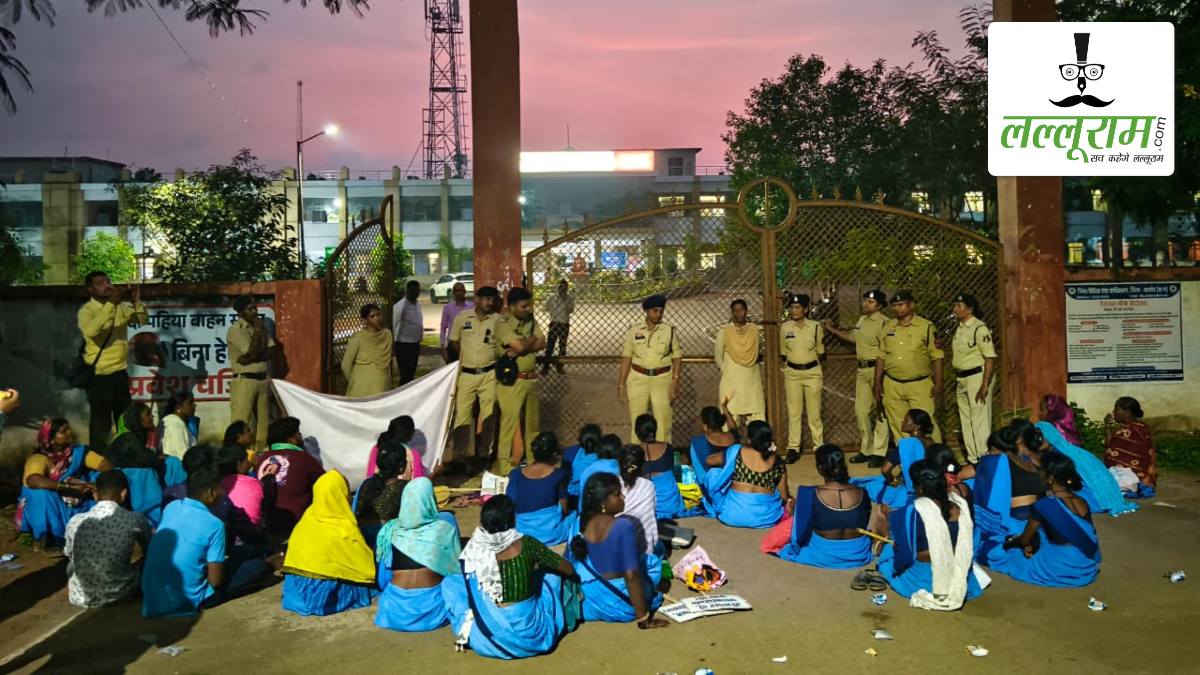 ग्रामीण औद्योगिक पार्क 6 माह से बंद: 20 किलोमीटर पैदल चलकर कलेक्ट्रेट पहुंचीं महिलाएं, मिलेट्स चिक्की उत्पादन को दोबारा शुरू कराने की मांग, कहा- काम बंद होने से हमारा छिन गया रोजगार, आर्थिक संकट का करना पड़ रहा सामना