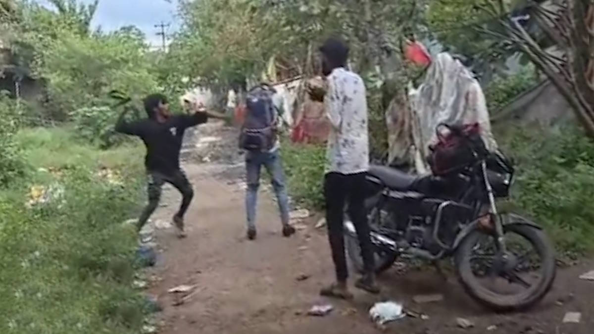 नशे में धुत्त युवक सरेआम करता रहा दो युवकों की बेल्ट से पिटाई, तमाशबीन बने लोग बनाते रहे वीडियो…