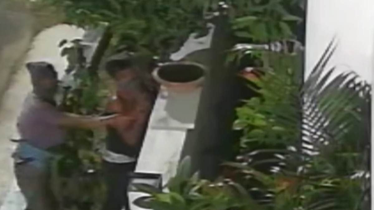 भोपाल में हथियार से लैस बदमाशों का आतंक: दीवार फांदकर कई घरों में घुसे, CCTV में कैद हुई घटना