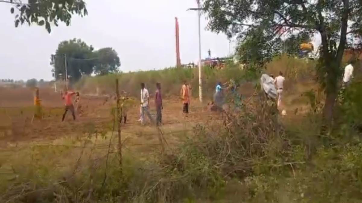 पत्थरबाज ग्रामीण: जमीन नापने पहुंचे आरआई और पटवारी पर किया हमला, Video Viral