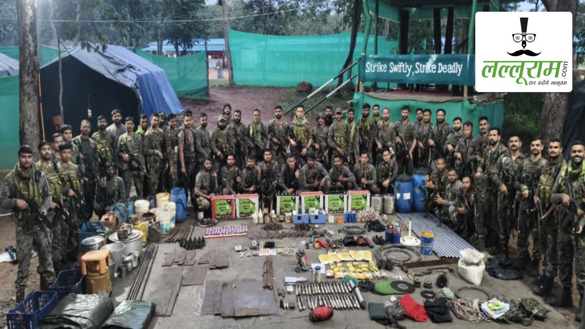 नक्सलियों की बड़ी साजिश नाकाम: सुरक्षा बलों को जंगल में सर्चिंग के दौरान मिला नक्सलियों का बड़ा डम्प, भारी मात्रा में हथियार-विस्फोटक और दैनिक उपयोग का सामान बरामद