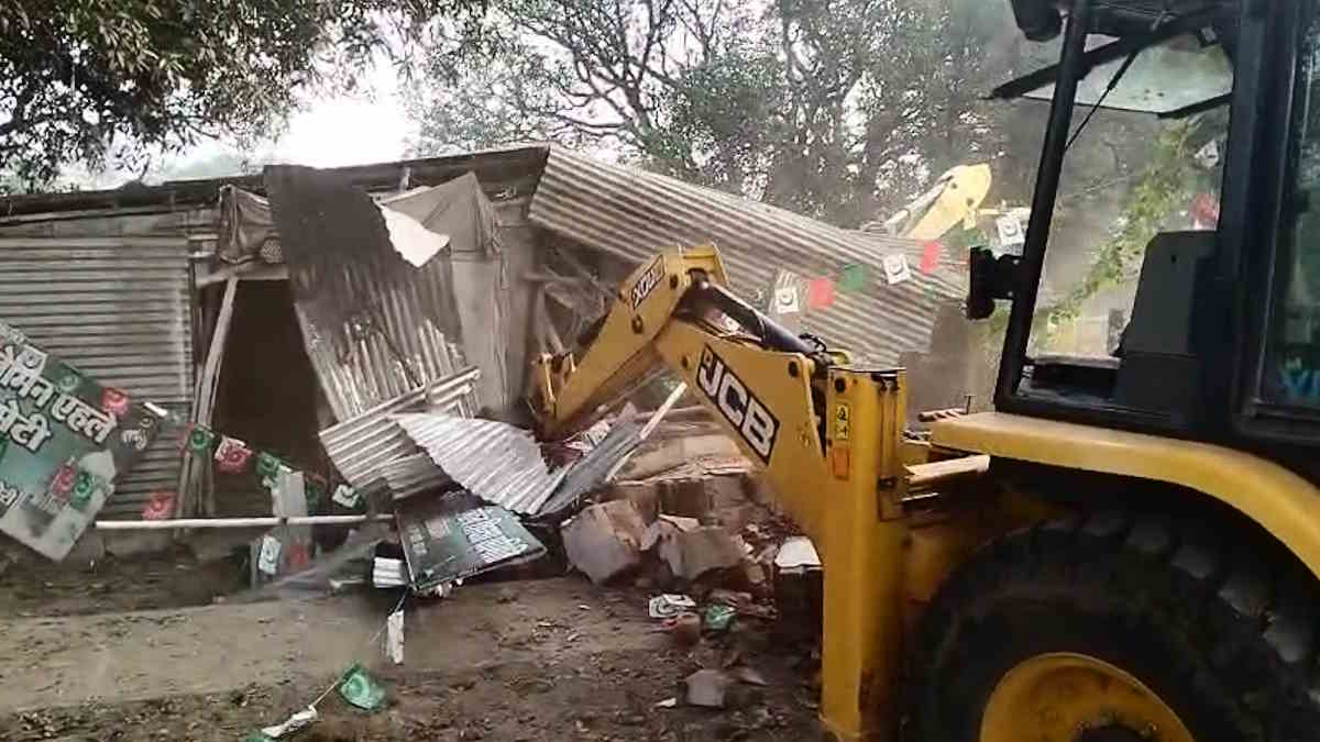 अतिक्रमण कर बनाए गए मदरसे और औषधालय पर चला बुलडोजर, नगर पंचायत की कार्रवाई से मचा हड़कंप…