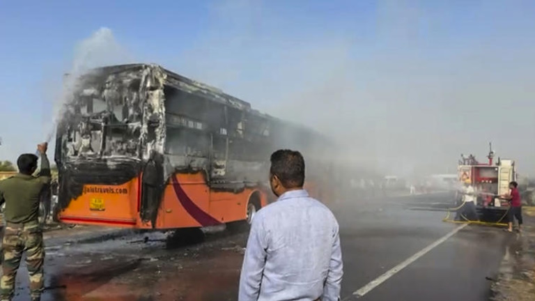 बस में शॉट सर्किट से लगी आग, 20 यात्री जिदा जल गए, 16 घायल…