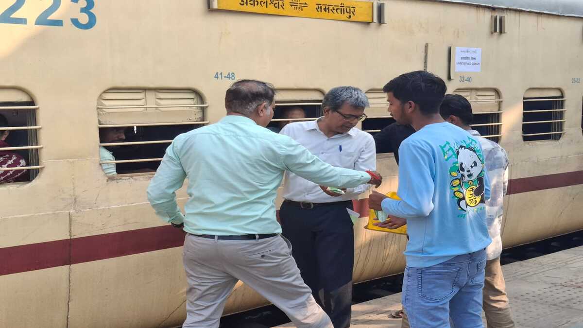 छठ पूजा में यात्रियों की सुरक्षा के लिए रेलवे का बड़ा कदम: 28 अक्टूबर से 7 नवंबर तक समस्तीपुर मंडल के प्रमुख स्टेशनों पर प्लेटफॉर्म टिकट पर लगाई रोक