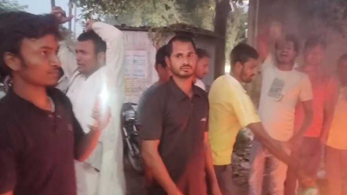 चिरैया में राजद में टिकट को लेकर विवाद, तेजस्वी-लालू के पोस्टर फाड़ कर जताया विरोध, जानें क्या है मामला