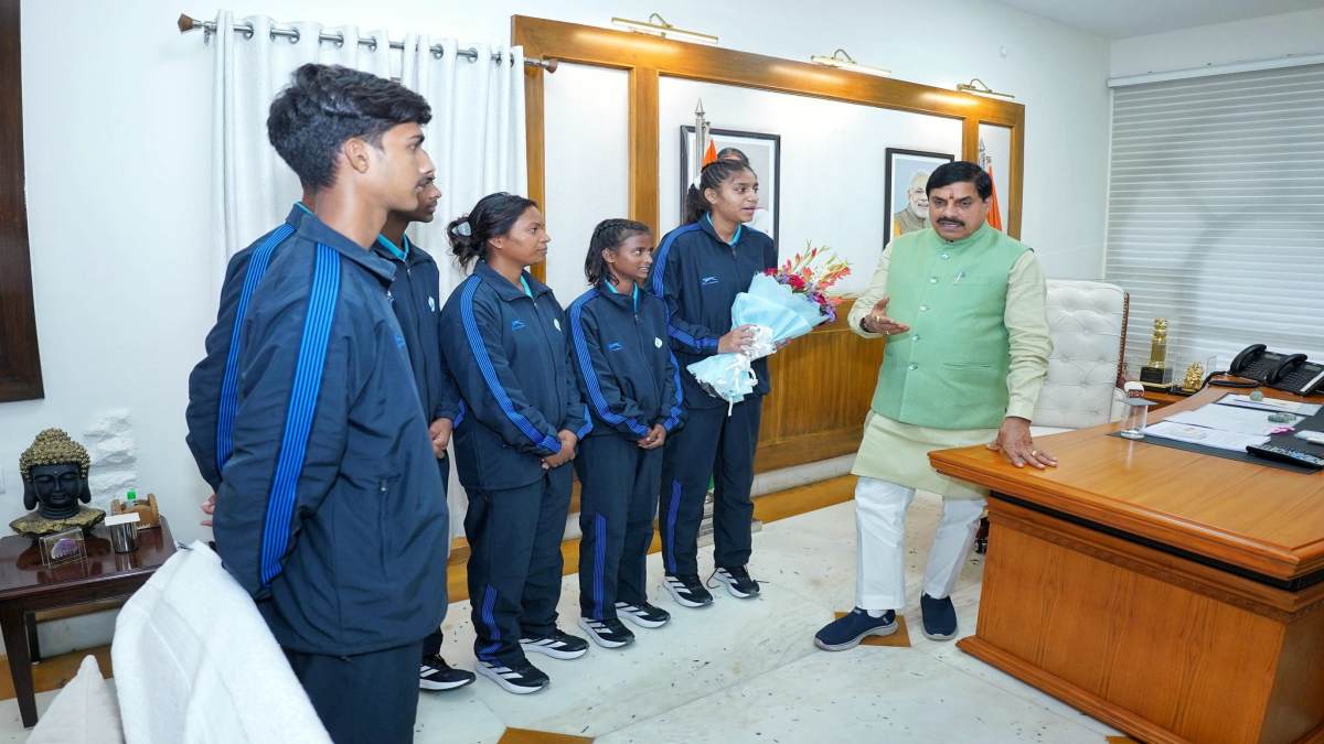 MP के ‘मिनी ब्राजील’ से जर्मनी जा रहे 5 फुटबॉलर, CM डॉ. मोहन ने खिलाड़ियों से की मुलाकात, कहा- देश और प्रदेश के लिए कुछ कर दिखाने का मौका