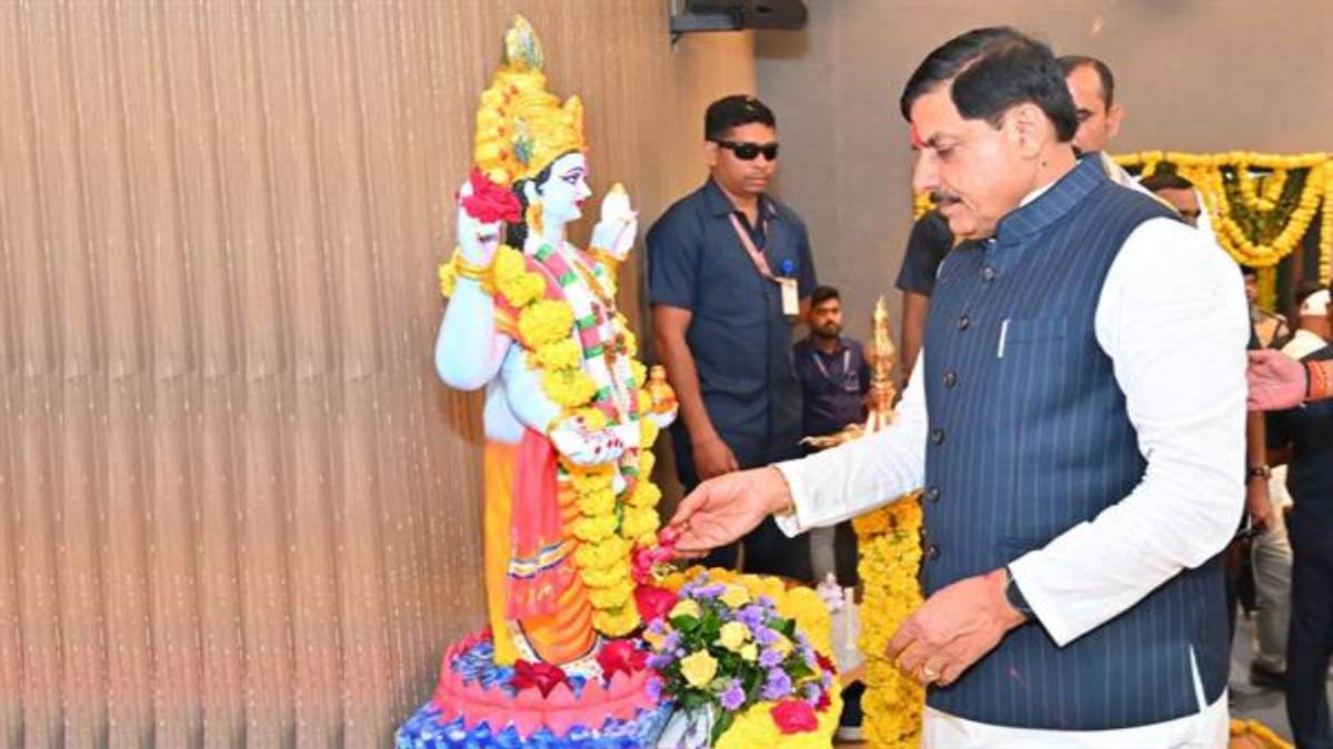 CM डॉ. मोहन मेडिकल कॉलेज में धनवंतरी पूजन में हुए शामिल, कहा- स्वच्छता, वृक्षारोपण और जल संरक्षण को जीवन का संकल्प बनाएं
