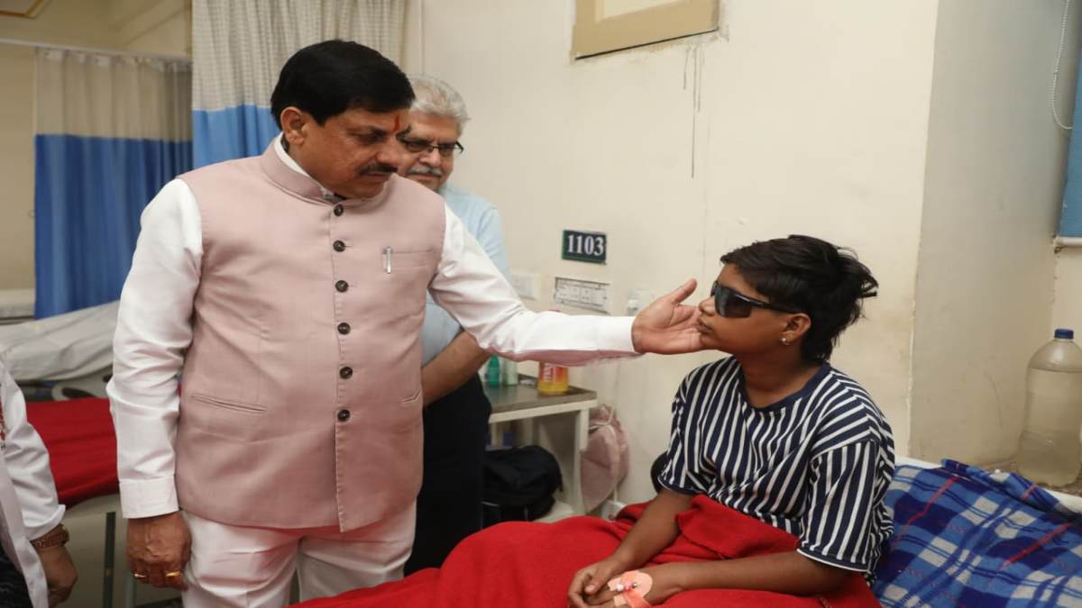 हमीदिया अस्पताल पहुंचे CM डॉ. मोहन, कार्बाइड गन से घायल लोगों से की मुलाकात, स्वास्थ्य सुविधाओं की ली जानकारी