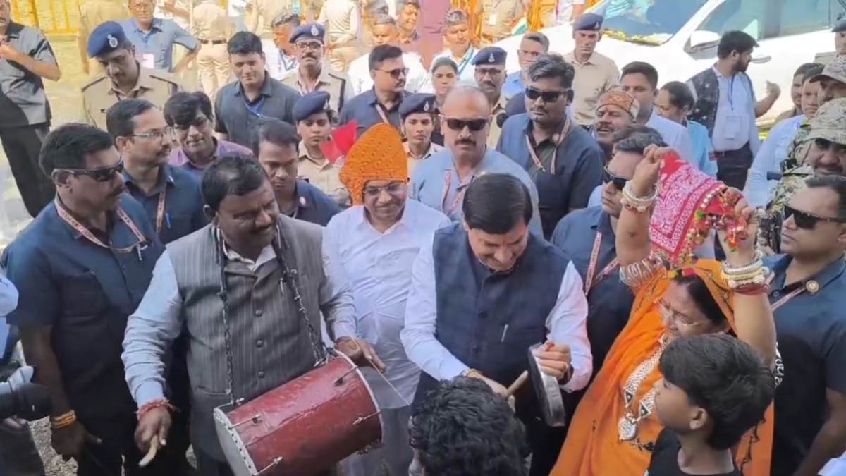 CM डॉ. मोहन का अनोखा अंदाज: आदिवासी नृतक दल के साथ तीर कमान लेकर बजाई थाली, नशाबंदी और मृत्युभोज में फिजूल खर्च रोकने पर की भिलाला समाज की तारीफ