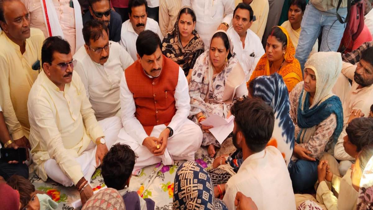खंडवा हादसे के बाद CM डॉ. मोहन ने मृतकों के परिवार से की मुलाकात, जान बचाने वाले बहादुरों को 51 हजार देने का ऐलान, 26 जनवरी को होंगे सम्मानित
