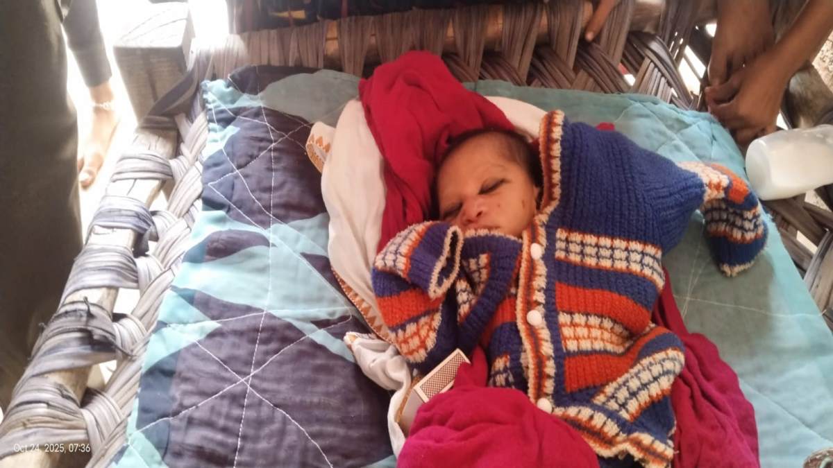 निर्दयी मां: 15 दिन की नवजात को सड़क किनारे फेंका, रोने की आवाज सुनकर ग्रामीणों ने दी पुलिस को सूचना