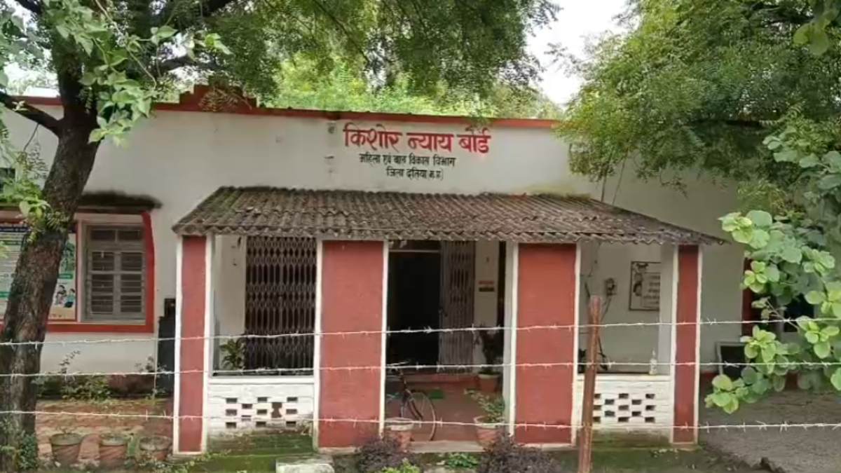 किशोर न्याय बोर्ड से फरार हुआ हत्या का आरोपी: सजा की आशंका होते ही दिया मुंशी को धक्का, पुलिस ने मामला दर्ज किया 