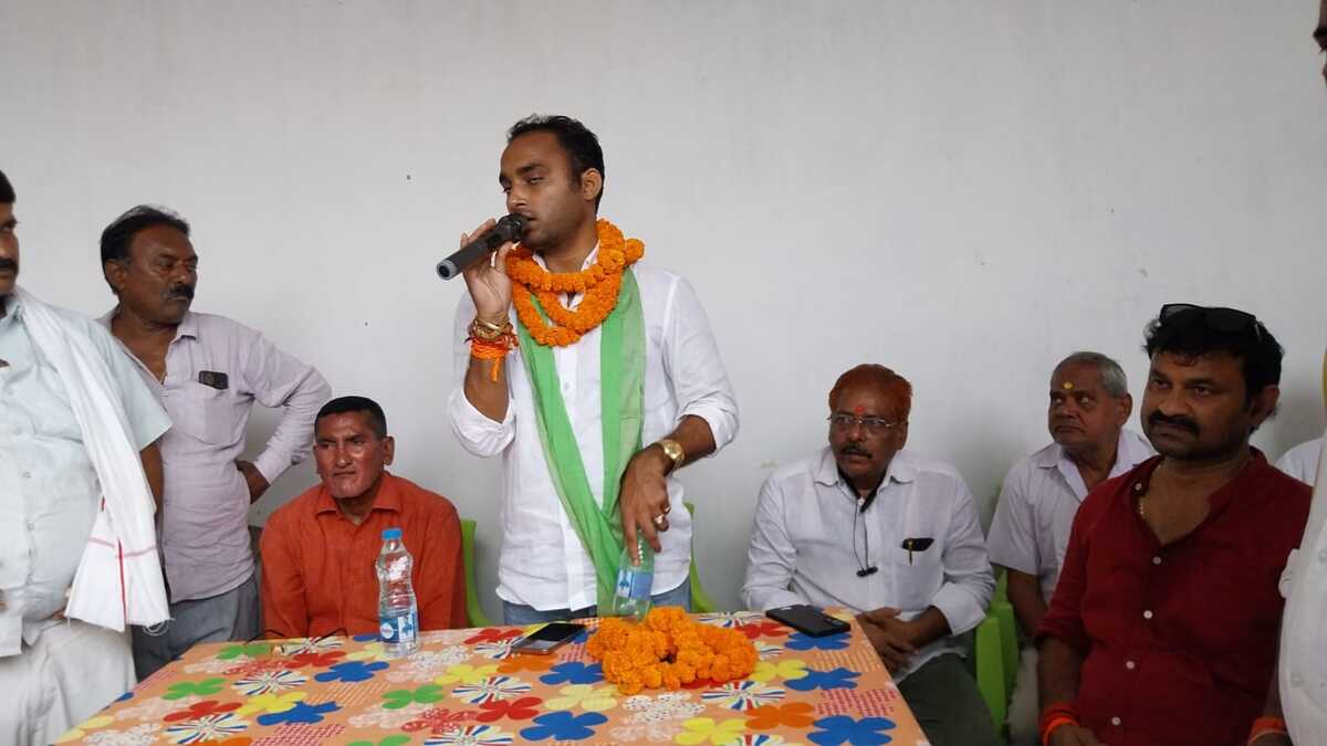 मतदान से पहले मतदाताओं से उम्मीदवार कर रहे वादे, राजद प्रत्याशी दीपू सिंह ने रोजगार और विकास कार्यों की कही बात